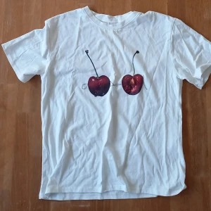 Grafisk t-shirt - T-shirt för kvinnor med tryck av körsbär, 100% bomull. Högt kvalité tryck ock tyg