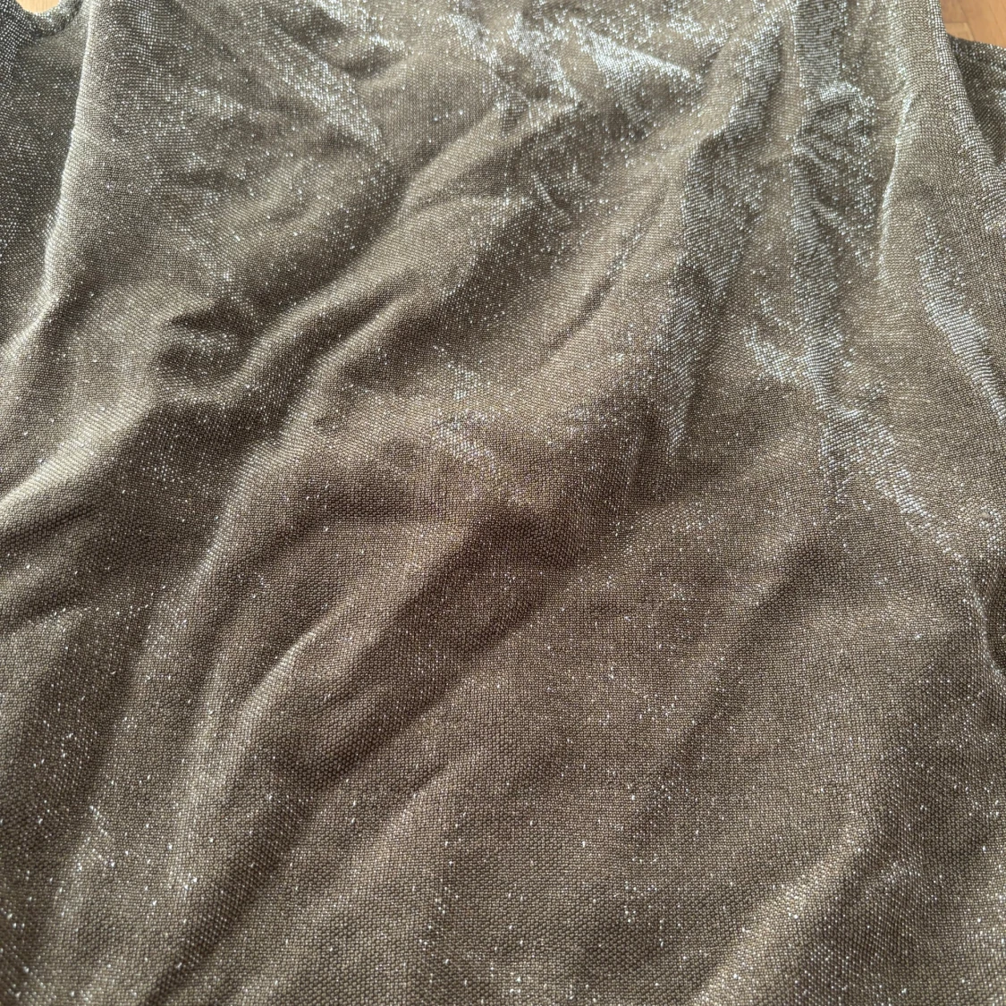 Glittrig brun klänning från BikBok - 1