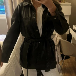 Svart skinnkappa - Superfin svart skinnkappa, lite fodrad på insidan