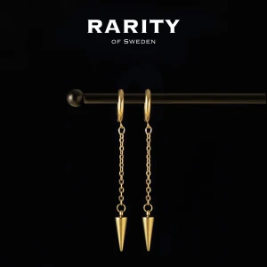 Quinn Earring - Gold: Guldiga kedjeörhängen med nitar - Otroligt snygga örhängen med nitar i rostfritt stål!! Örhängena är i fin guldig färg och passar så bra för att piffa upp en outfit och lägga till en extra detalj🪽Likt alla andra våra smycken tål dessa örhängen vatten och håller sitt glans länge!! Vid frågor eller funderingar - välkommen att skriva till oss🪽