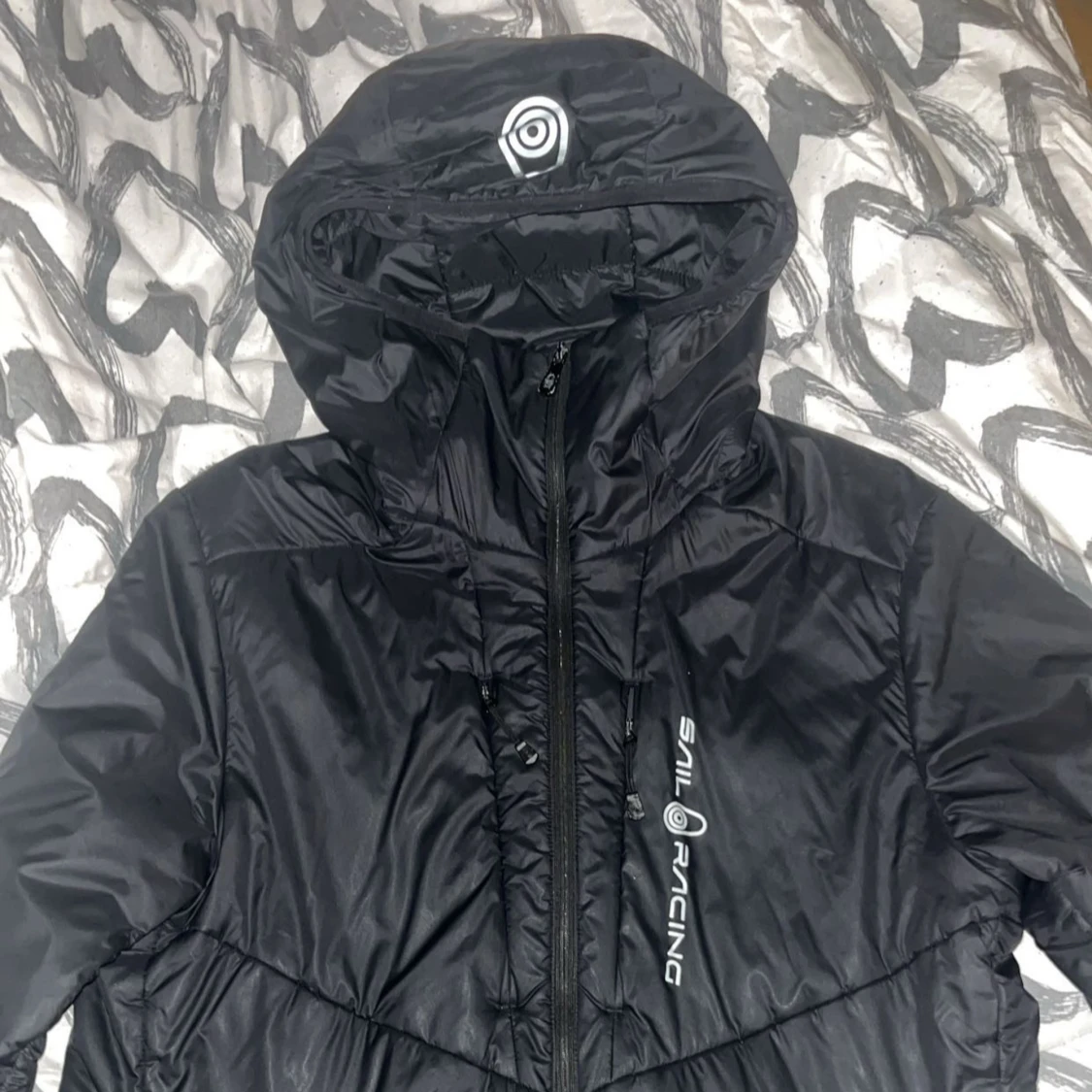 Svart pufferjacka från Sail Racing