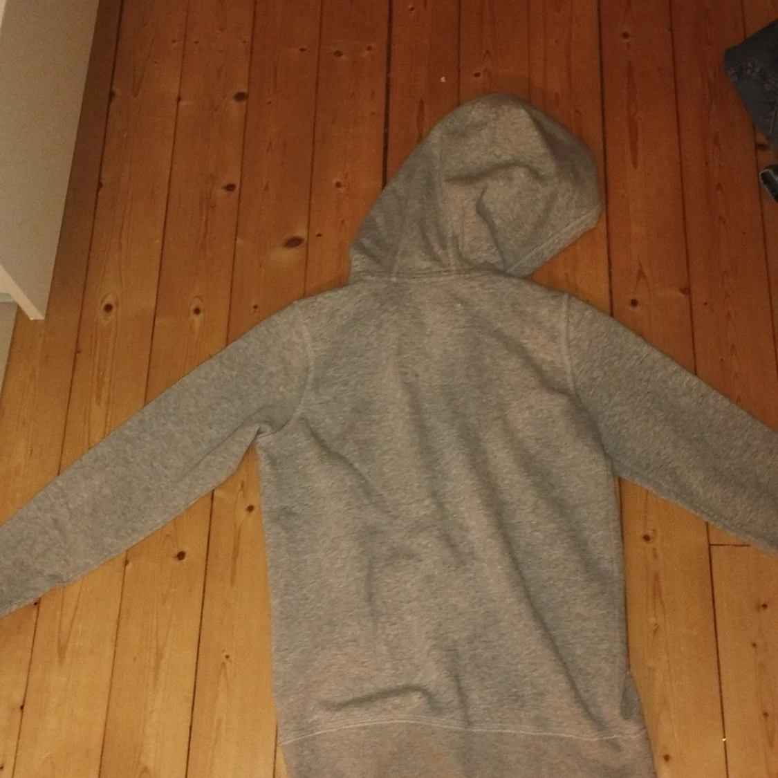 Grå hoodie från Pepperts med tryck - 2