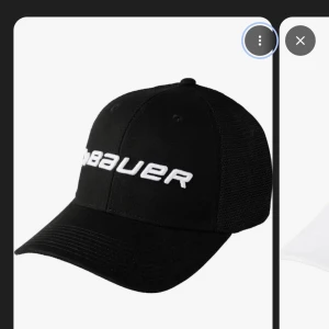 Bauer keps - Helt oanvänd och ej öppnad. Går att spänna åt där bak på kepsen