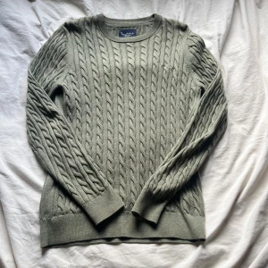 Grön kabelstickad tröja - Säljer denna gröna kabelstickade bondelid tröjan i storlek S. Inga defekter, tveka inte med frågor!