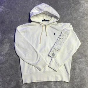 Vit hoodie från Polo Ralph Lauren M - Dags att sälja denna jätte snygga ralph lauren hoodie. Köpt på NK. Kvitto finns. Perfekt för höstens kyliga väder. Tveka inte på att ställa frågor! 