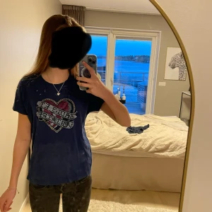 Zadig & Voltaire t-shirt  - Superfin mörkblå Zadig & Voltaire t-shirt med fina detaljer💗 Nypris 900kr men den säljs inte längre. Kontakta gärna om du har frågor🥰