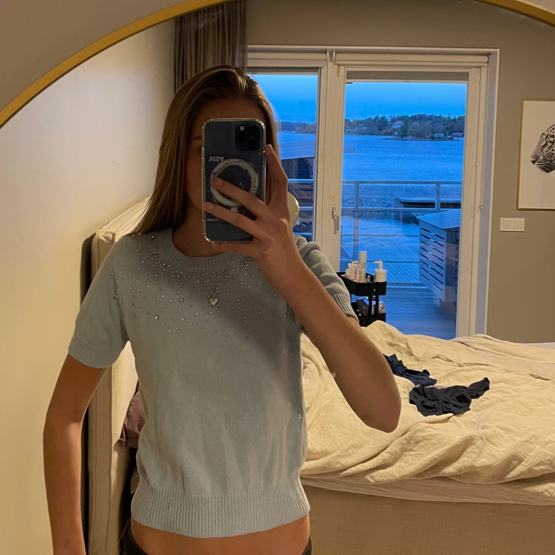 Ljusblå stickad T-shirt med pärlor - 1