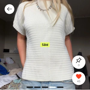 Chunky t-shirt - Oversized t shirt från cos med coolt mönster som kan stylas till allt från jeans till en snygg kjol. Köptes här på plick men användes aldrig. Den är ljusgul/beige!