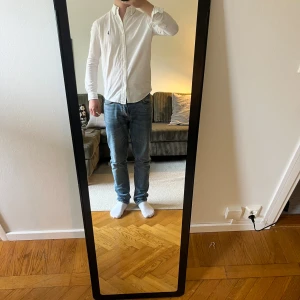 Ralph Lauren skjorta  - Sjukt snygg skjorta från Ralph Lauren. Aldrig använd, endast testad och tvättad en gång. Köpt i Marbella. Nypris: 1599kr  Featherweight Mesh material.  Storlek: 170/92A (S/M)   Fraktar inom 24h! 💫