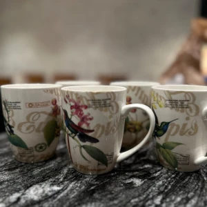 Porslinmuggar med motiv - ☕ Vackra porslinsmuggar med fågelmotiv Fina muggar med charmigt fågel och blommotiv, totalt 6 stycken. Perfekta för kaffe, te eller varm choklad. En av muggarna har en liten nagg upptill (syns på bild), annars i mycket fint skick. Allihopa för 180 eller 40 kr/st.