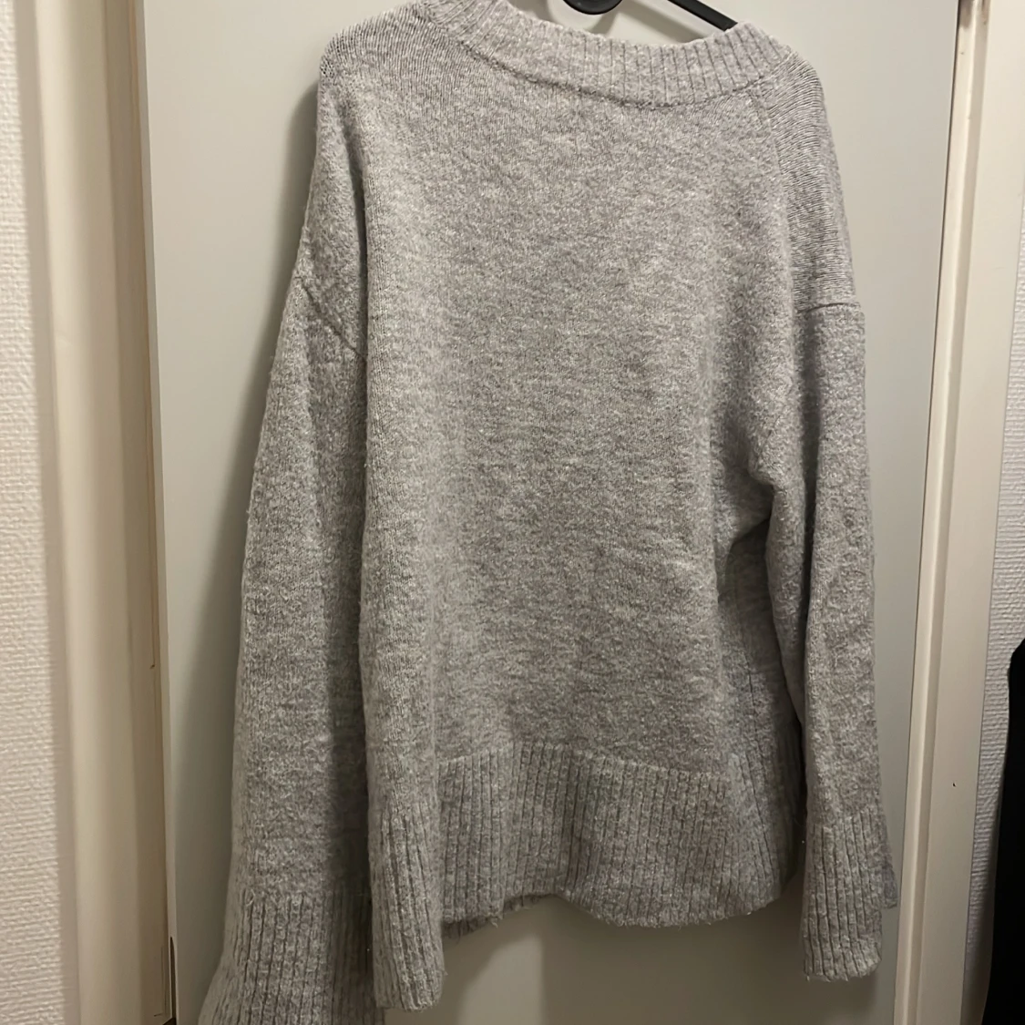 Grå stickad v-ringad tröja - 2