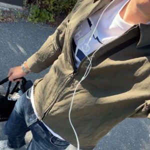 Overshirt aktig från J.Lindeberg - Fet Overshirt aktig från J.Lindeberg som passar perfekt för kyligare dagar men även lager på lager. Org pris runt 2000kr. Den är i storlek L men själv så brukar jag ha storlek s-m på klädsplagg och är 181. Om du har några funderingar så tveka inte på att höra av dig😁