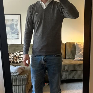 J.Lindeberg V-ringad tröja - Snygg V-Ringad tröja från J.Lindeberg. Aldrig använd.  Storlek: Small  Fraktar alltid inom 24h! 💫