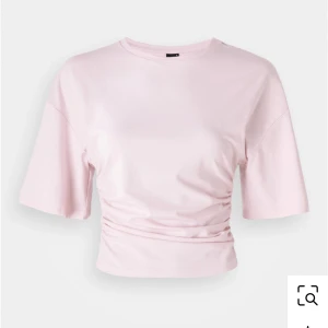 Ljusrosa croppad topp  - Säljer en ljusrosa croppad topp med korta ärmar från Gina Tricot. ‼️inte min bild, kom privat för egna bilder‼️Knappt använd!💕💕