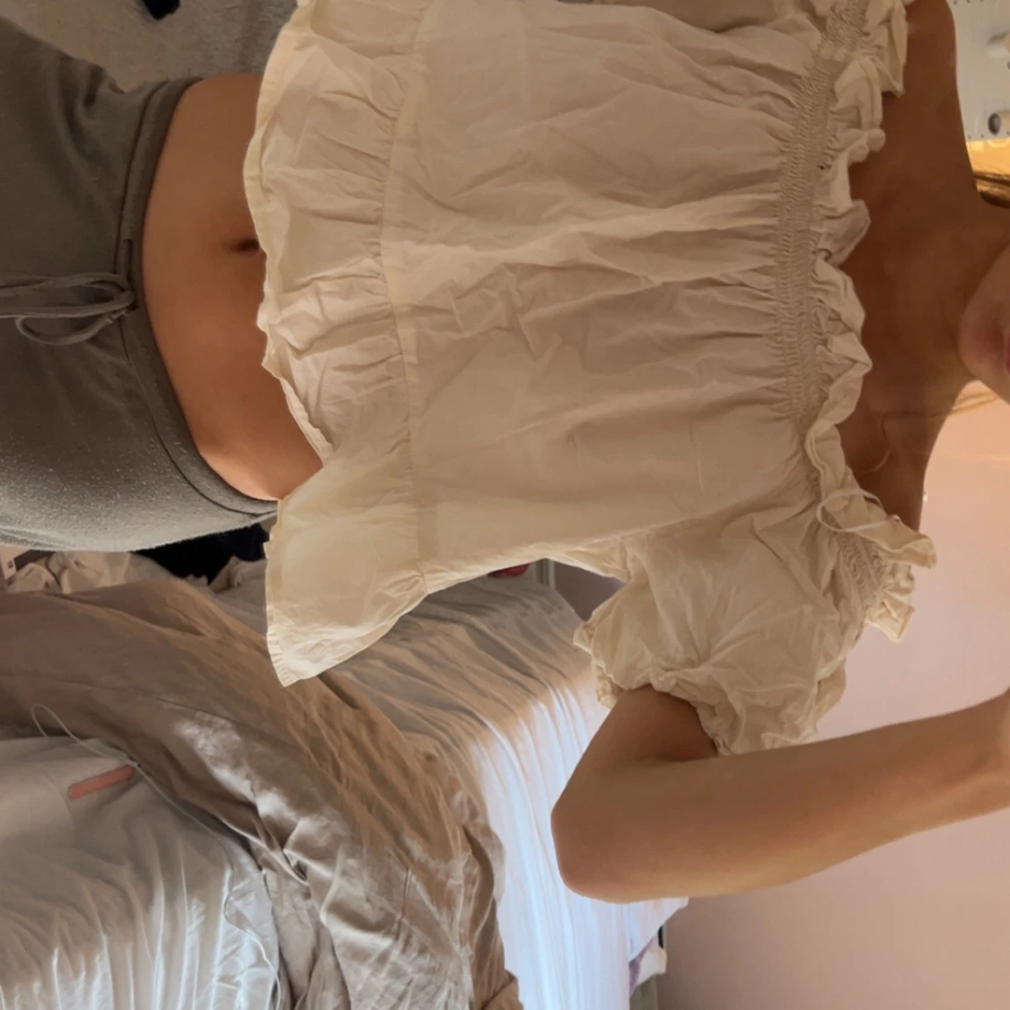 Beige blus med volang och puffärm - 2