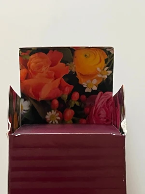 Van Gils I for Her parfym - Van Gils I for Her är en Eau de Toilette på 100 ml. Snygg flaska och förpackning med blommigt motiv på insidan av kartongen. Perfekt för dig som vill ha något unikt i din samling.