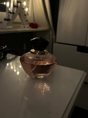 She is mine parfym - En parfym med modern design och rosa ton, perfekt för dig som vill sticka ut och visa din personlighet. Flaskan har en lyxig känsla och passar dig som gillar trendiga detaljer.