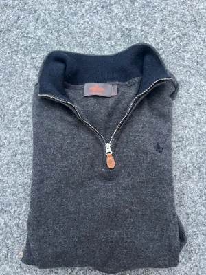 Morris merinoull half zip - Säljer min riktigt snygga Morris half zip tröja. Det står storlek M men har krympt i tvätten till XS men det märks inte på nåt sätt. Det är 100% merinoull. Kan förhandla om priset