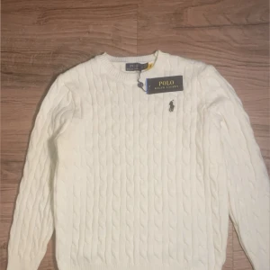 Vit kabelstickad tröja Polo Ralph Lauren - Perfekt till julklapp eller dig själv 🎄🎅