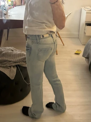Lågmidjade ljusa jeans - Jättefina Lågmidjade jeans i ljus färg från ICHI💕Tyvärr för små för mig men i nästan nyskick!