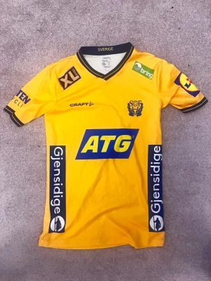 Svensk landslags tröja - en gul svensk landslagströja från Handbolls landslaget. 