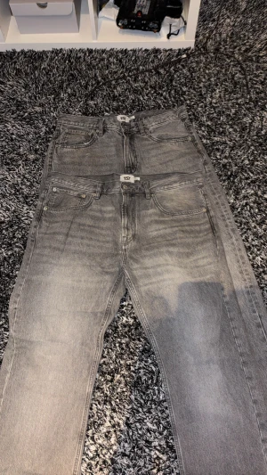 Grå jeans med straight fit - Säljer ett par grå jeans från 157. Dom är bara änvända en gång så dom är helt nya