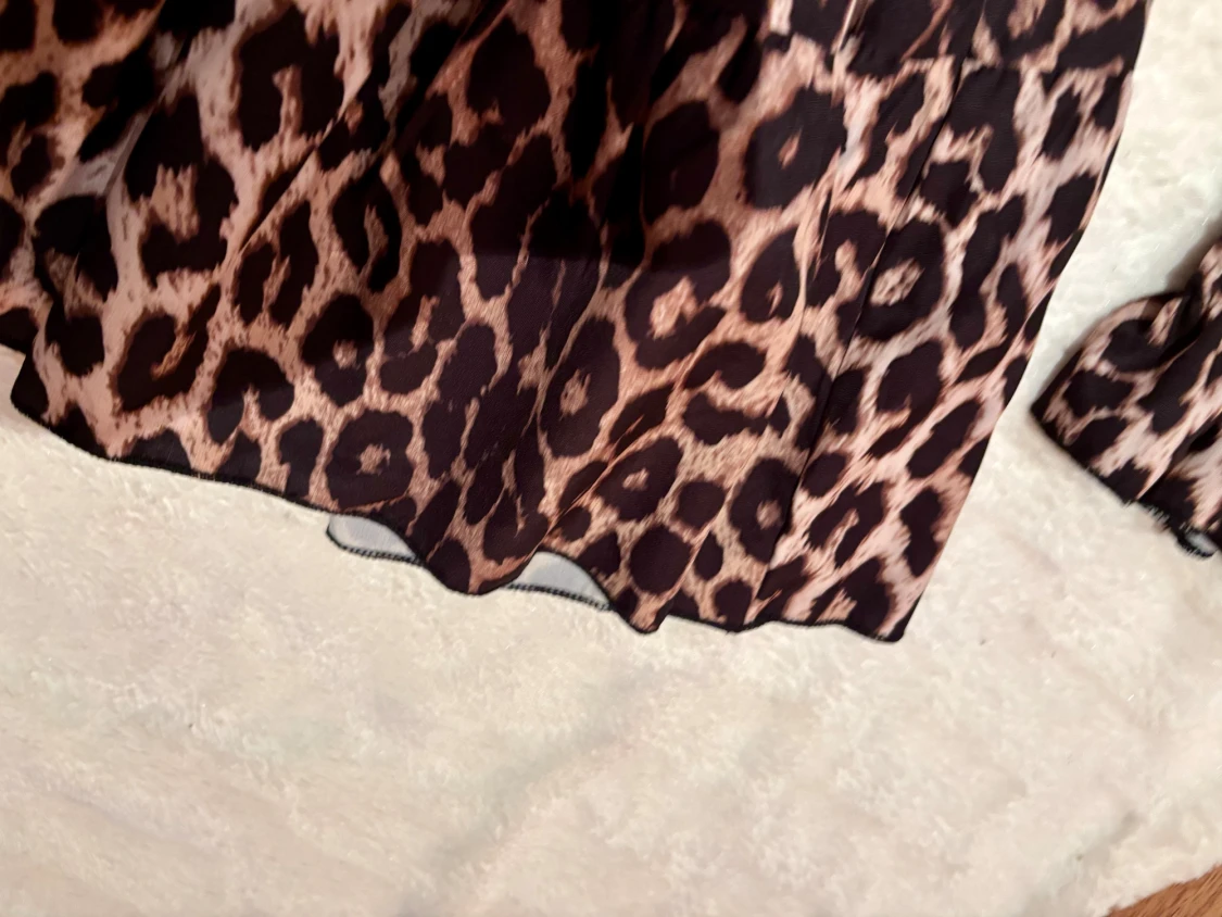 Leopardmönstrad kortklänning med volang - 4