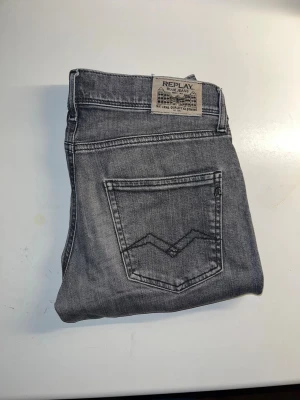 Replay jeans - Säljer ett par Replay Wallys jeans i snygg grå tvätt. Jeansen har smal passform och är tillverkade i mjukt jeanstyg med vita kontrastsömmar. Storlekslapp saknas, uppskattad storlek W30 L30 men utgå ifrån måtten :) midja 37cm, längd 98cm. JAG SKICKAR EJ FLER BILDER NÄR JAG BÄR JEANSEN! för storleksguide hänvisar jag till måtten och för bättre inblick i passformen rekommenderar jag att googla på modellnamnet. kolla måtten noggrant :) s5