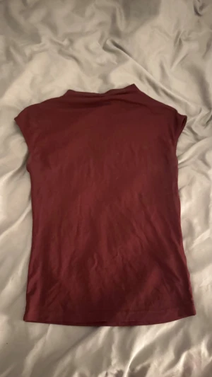 Vinröd topp från Gina Tricot XS - Säljer en enkel och stilren vinröd topp från Gina Tricot i storlek XS. Använd endast 2-3 gånger.