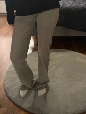 Grå jeans - Säljer ett par grå jeansen från Gina det är tall modellen och är lite sönder i slutet. Perfekta för dig som gillar en avslappnad och trendig stil. Och perfekt till skolan. 