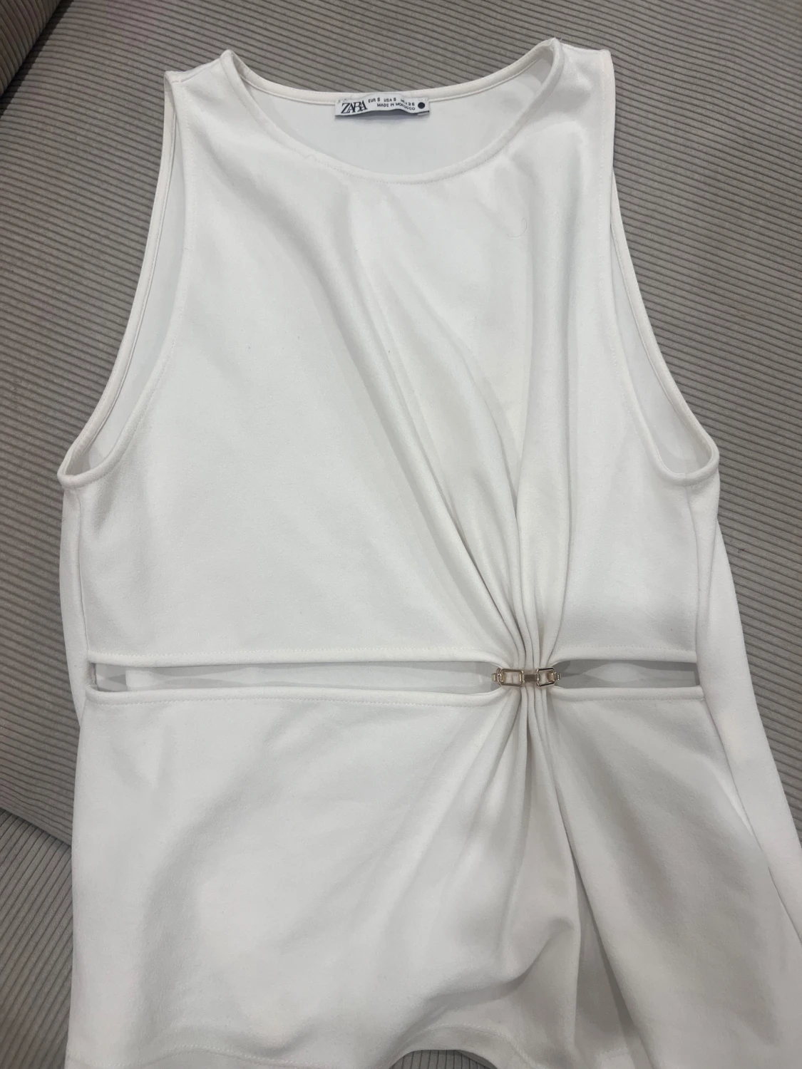 Vit ärmlös topp från ZARA med detalj