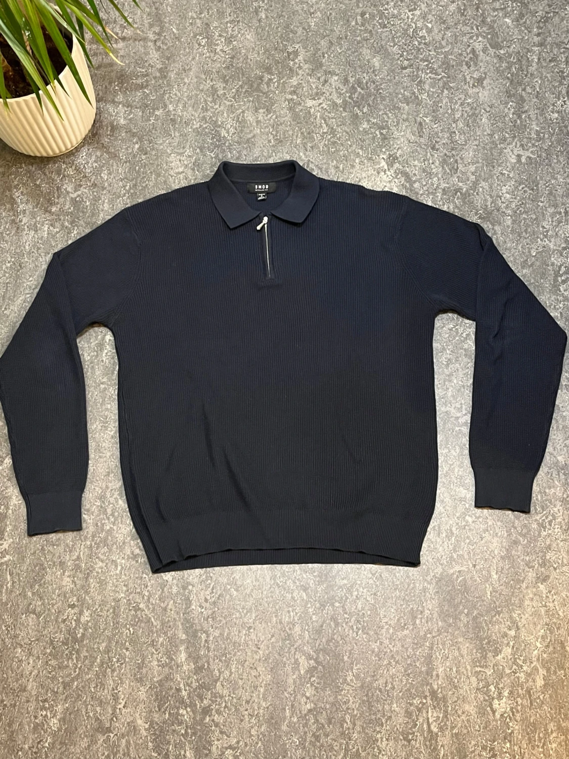 Mörkblå stickad pikétröja från SMOG