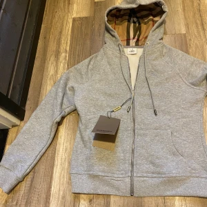 Burberry hoodie - Helt ny Burberry hoodie! More like size xs-S!