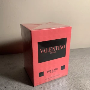 Valentino Born in Roma Intense EDP 100ml – Ny & inplastad - Säljer en helt ny och inplastad flaska Valentino Born in Roma Intense Eau de Parfum, 100ml.  En varm och djup doft med inslag av vanilj, lavendel och trä. Perfekt för kvällar eller mer speciella tillfällen – både elegant och kraftfull i karaktären.  Flaskan är oöppnad, kommer i originalförpackning (sealed) och är köpt i butik. Kvitto kan visas vid behov. Först till kvarn gäller.  Hör gärna av dig vid intresse. Priset kan diskuteras vid en smidig affär.