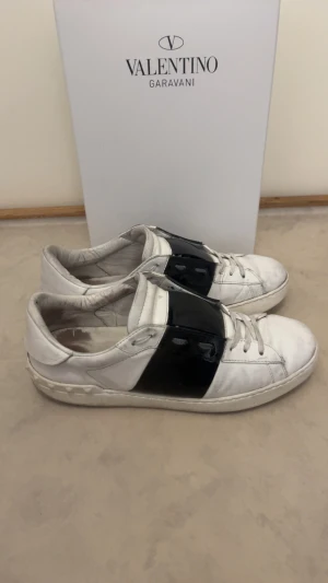Valentino Open sneakers i vitt och svart - Säljer nu ett par valentino opens. Skick 6/10. Äkta såklart, kvitto finns. Storlek 44. Pris kan diskutera