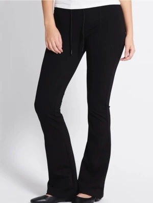 Svarta bootcut mjukisbyxor  - Svarta mjukisbyxor med bootcut