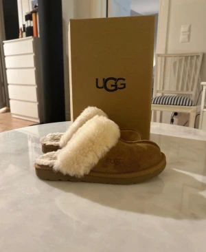 Ugg tofflor/slides - Nästan helt nya Ugg tofflor. Skriv om ni har några funderingar skickar samma dag eller inom 24 timmar😁