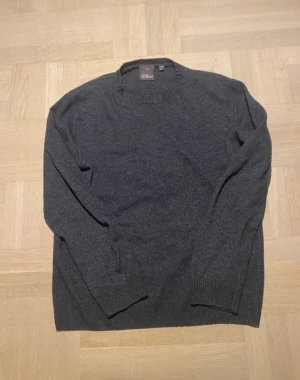 Oscar jacobson kashmir - Jag säljer en kashmir blend från Oscar Jacobson som är perfekt nu inför vintern❄️ || Skick: 8,5/10 lite nopprig ||Storlek: M men sitter som S || Modellen är 178cm🙌 || Tveka inte på att ställa frågor😉