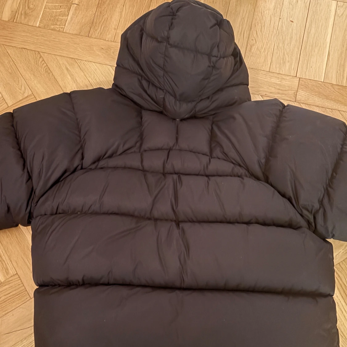 Svart puffjacka från Fjällräven  - 1