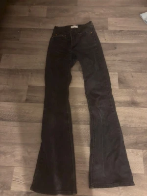 Svarta bootcut jeans från Perfect Jeans - Säljer ett par svarta jeans från Perfect Jeans i storlek 32. Modellen har bootcut-ben och klassisk femficksdesign. Jeansen är tillverkade i ett slitstarkt bomullsmaterial med lite stretch för extra komfort. Perfekt för dig som gillar en retro vibe och vill ha snygga jeans med lite utsvängda ben.
