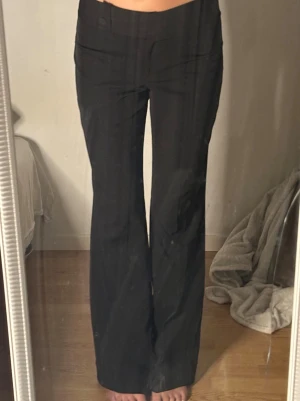 Lågmidjade kostymbyxor - Så snygga lågmidjade kostymbyxor med fin knapp som detalj där fram! Inga defekter🌸🌸Passar mig i längden som är 173 cm!!!