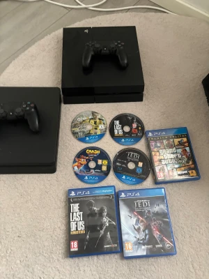 Sony PlayStation 4 + 2 handkontroller + 5 spel - Två PlayStation 4-konsoler med två originalkontroller och fem populära PS4-spel: FIFA 17, The Last of Us Remastered, Crash Bandicoot 4, Star Wars Jedi: Fallen Order och GTA V. Konsolerna och tillbehören är i gott begagnat skick med mindre ytslitage.