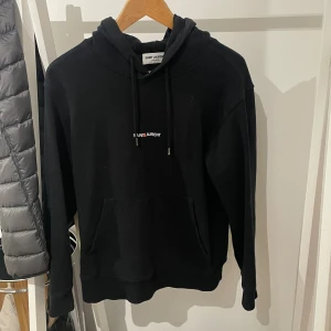 Saint Laurent hoodie - Fet hoodie från saint Laurent. Storlek S, passar xs (kort i armarna) Bra skick, kan behöva en tvätt.  1600kr, priset kan diskuteras vid snabb affär!