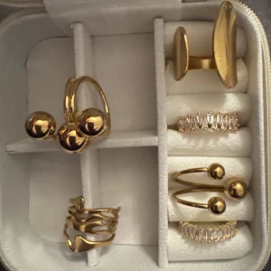 Rostfritt stål ringar (styck pris) - Ringarna är guld/silver pläterade och är justerbara vilket innebär att de passar alla! Skötselråd medföljer! Skriv för specifika bilder och pris då vissa är billigare än andra! Kontakta vid intresse av köp! 💓