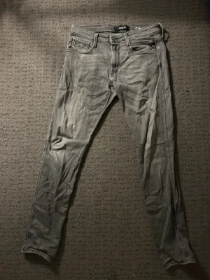 Replay Anbass jeans  - Feta Replay anbass jeans, väl använda men väl omhändertagna, inga defekter! Storlek 31