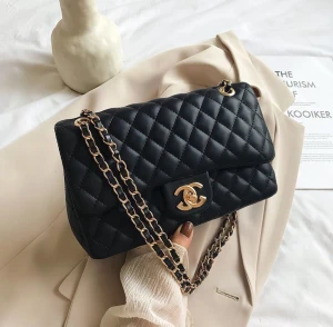 Svart quiltad handväska  - Helt ny , aldrig använd 