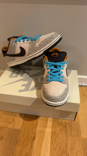Nike SB Dunk Low electric pack - Nike SB Dunk Low electric pack, ett par skor som sticker ut på ett väldigt bra och unikt sätt!         (Pris kan diskuteras vid snabb affär)