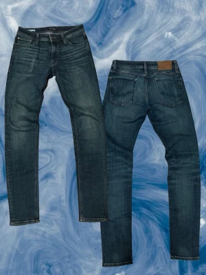 Mörkblåa jack&jones jeans 30/34 - Säljer du nu ett par feta Jack and Jones jeans med en snygg wash. Dem är 8/10 i skick. Modell är skinny fit/Liam. Bara att höra av dig vid frågor!