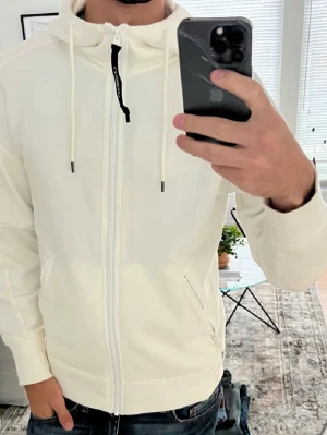 CP Company Hoodie| S - CP Company hoodie| Storlek:S| Inga defekter| Passar mellan 175cm-185cm| Modell ca 180cm| Självklart äkta| Vid fler frågor släng iväg en signal| |Sell.ArchiveSS|