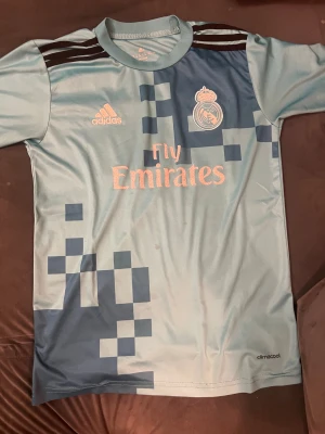 En fin ronaldo tröja - Real madrid ronaldo tröja storlek 176 har haft den länge pch den är i helt okej skick 